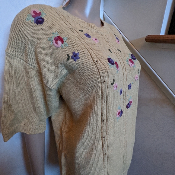 Padded shoulder yellow knit w/floral embroidery - Picture 2 of 4